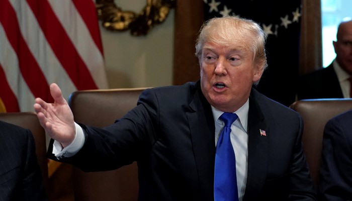 Dọa cắt viện trợ, ông Trump đối mặt chỉ trích "mua chuộc ngoại giao"