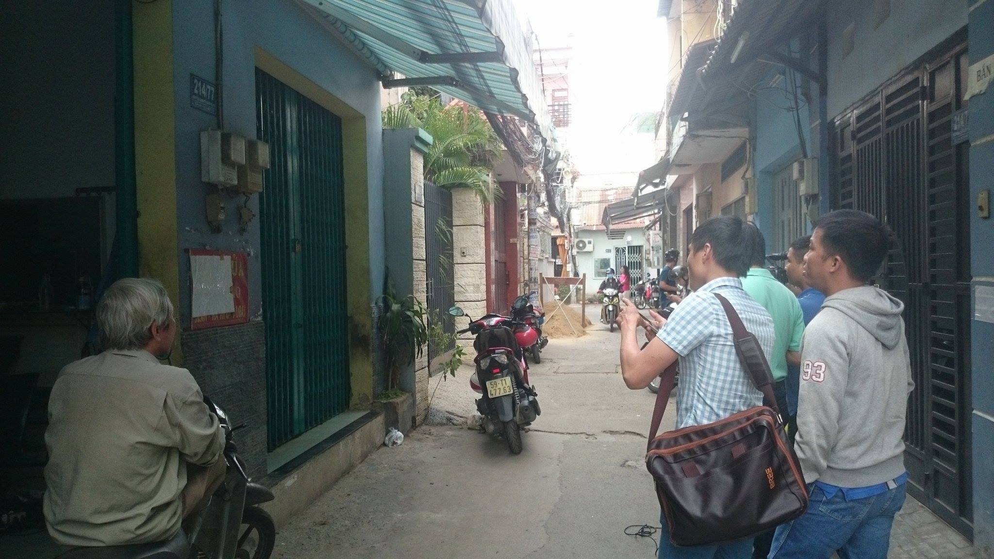 
&Ocirc;ng Hiếu (b&ecirc;n g&oacute;c tr&aacute;i) đang trao đổi với ph&oacute;ng vi&ecirc;n về vụ việc.
