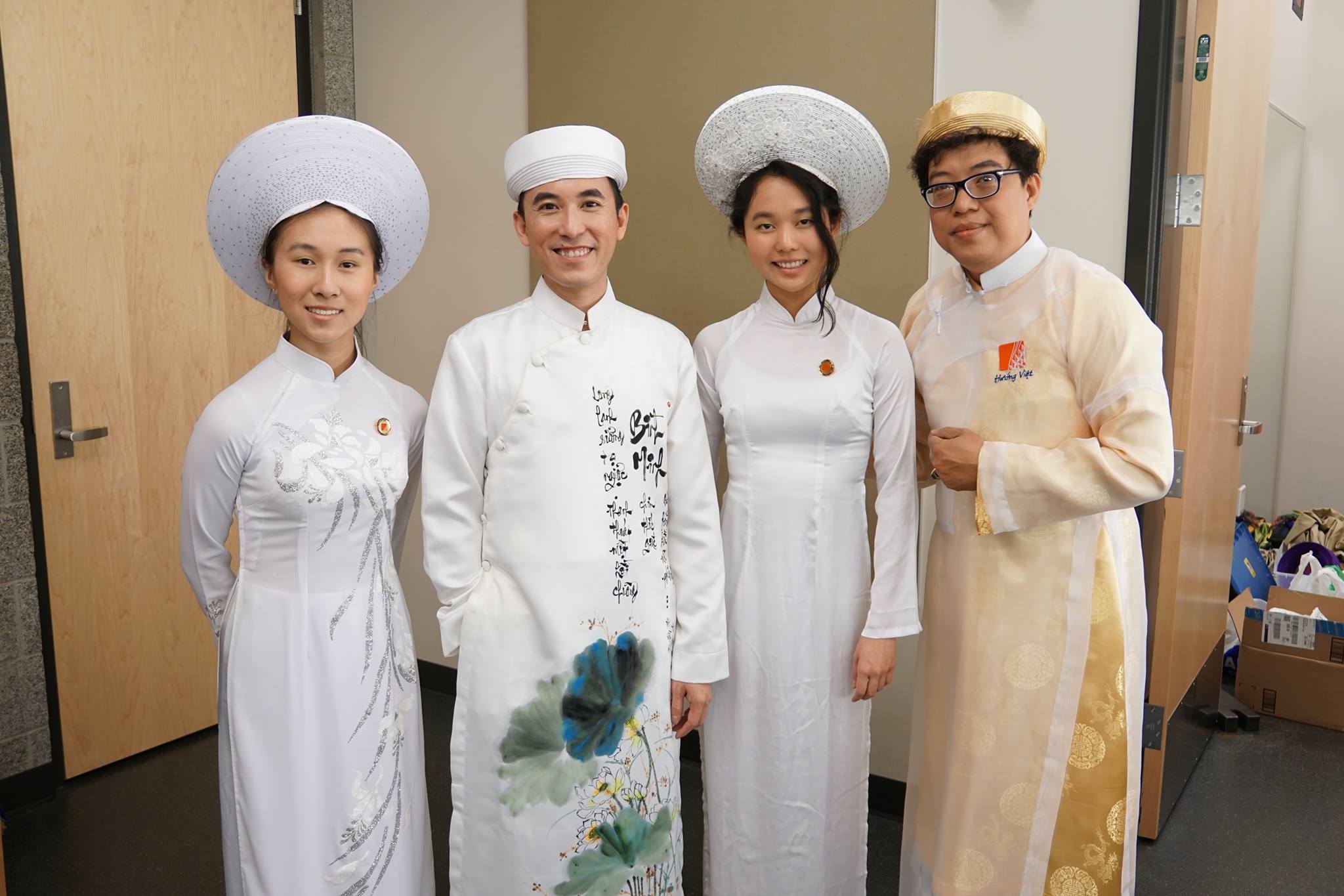 NS Hồng Việt Hải v&agrave; hai em sinh vi&ecirc;n được trao học bổng Linda Trần v&agrave; Lily Lưu chụp ảnh với người viết trong hậu trường H&yacute; viện Shorecrest - Seattle - Mỹ