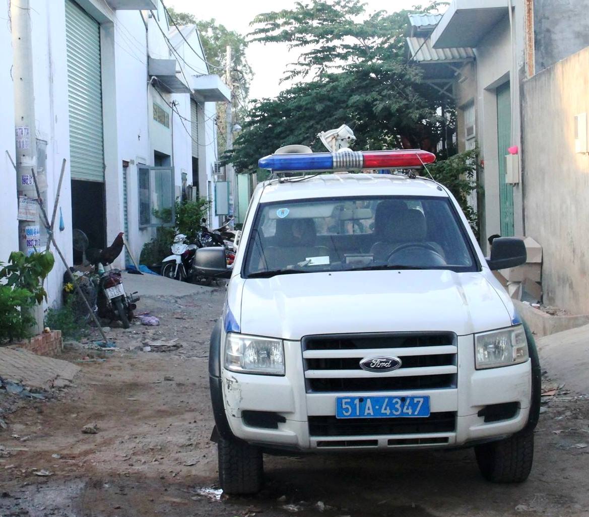 Lực lượng chức năng có mặt khám nghiệm hiện trường để điều tra vụ việc