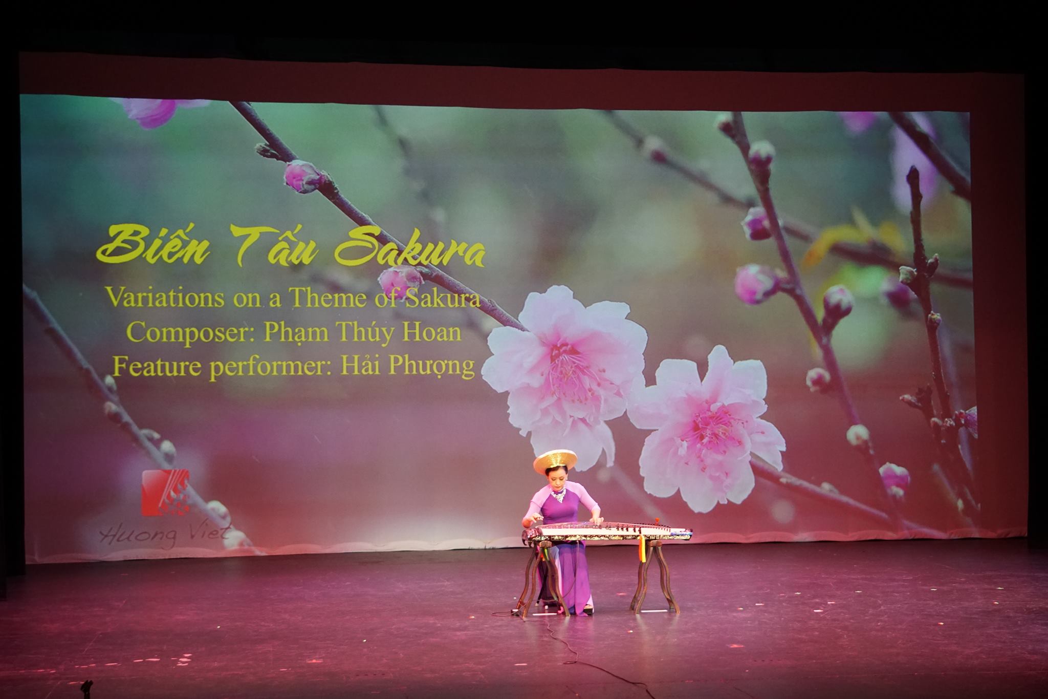 Tiếng đ&agrave;n tranh của NSƯT Hải Phượng tr&ecirc;n s&acirc;n khấu H&yacute; viện Shorecrest - Seattle - Mỹ