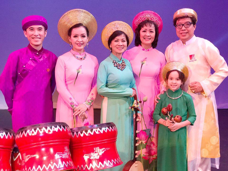 Chị em NSƯT Hải Phượng, Hải Yến hội ngộ c&ugrave;ng NS Kim Uy&ecirc;n, NS Hồng Việt Hải tại Seattle - Mỹ. Bức ảnh chụp chung với con g&aacute;i của NS Hải Yến v&agrave; người viết.