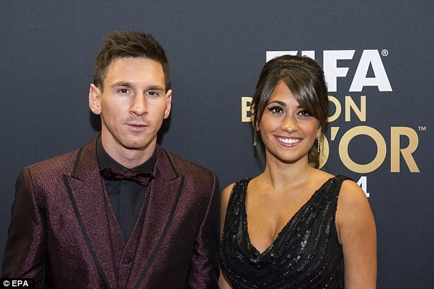 
Messi được cho l&agrave; sẽ cưới Antonella Roccuzzo v&agrave;o m&ugrave;a h&egrave; n&agrave;y
