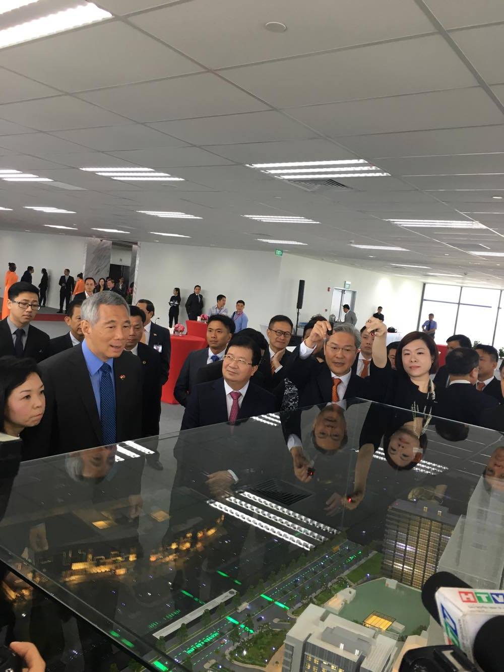 Thủ tướng Singapore Lý Hiển Long và Phó Thủ tướng Trịnh Đình Dũng tham quan mô hình tòa nhà Mapletree