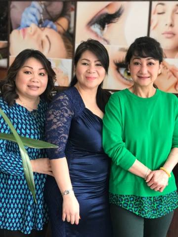 NSƯT Thanh Thanh Tâm và hai cô con gái của nghệ sĩ Thanh Hùng - hiệu trưởng trường nails nổi tiếng tại Portland: Hòa Nguyễn và Thanh Thảo