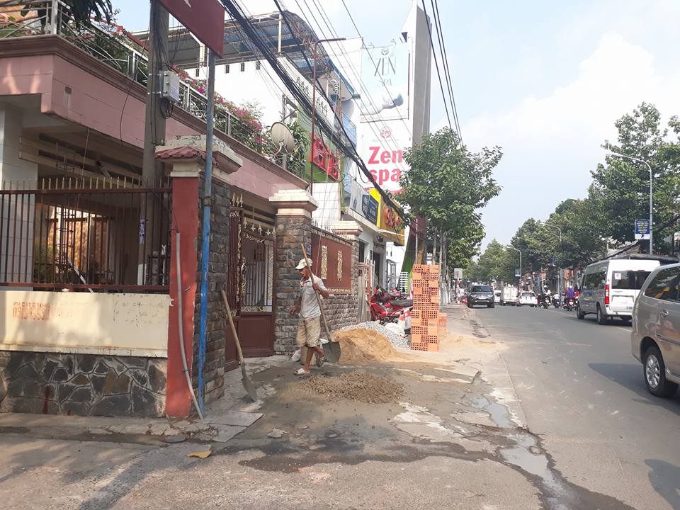 Khu vực tường rào cổng ngỏ của nhà nguyên chủ tịch tỉnh Bình Dương nhô ra phía vỉa hè