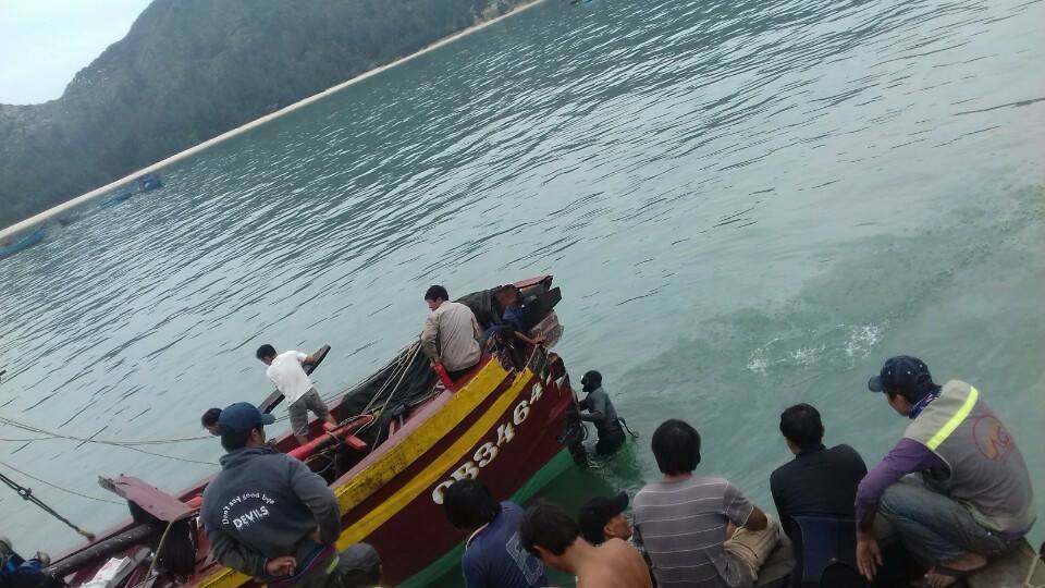 Tàu cá mất lái đâm tàu hàng, 5 ngư dân rơi xuống biển