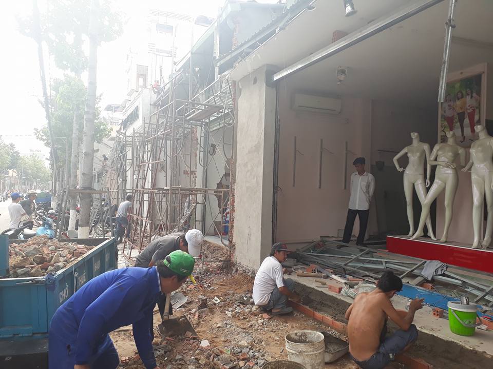 Tuyến phố thời trang đồng loạt bớt phần mặt tiền vào trong, trả lại vỉa hè