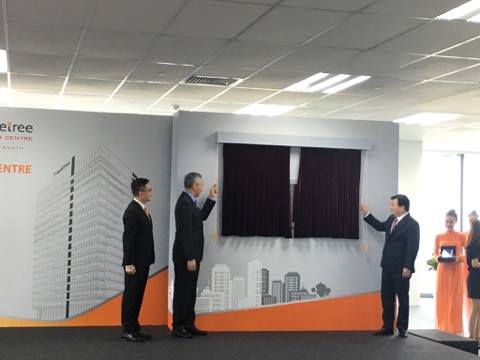Thủ tướng Singapore Lý Hiển Long (trái) và Phó Thủ tướng Trịnh Đình Dũng kéo băng khánh thành tòa nhà Mapletree Business Central