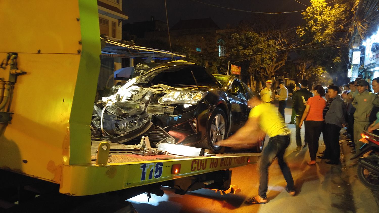 Lực lượng công an đưa xe điên gây tai nạn liên hoàn về cơ quan công an