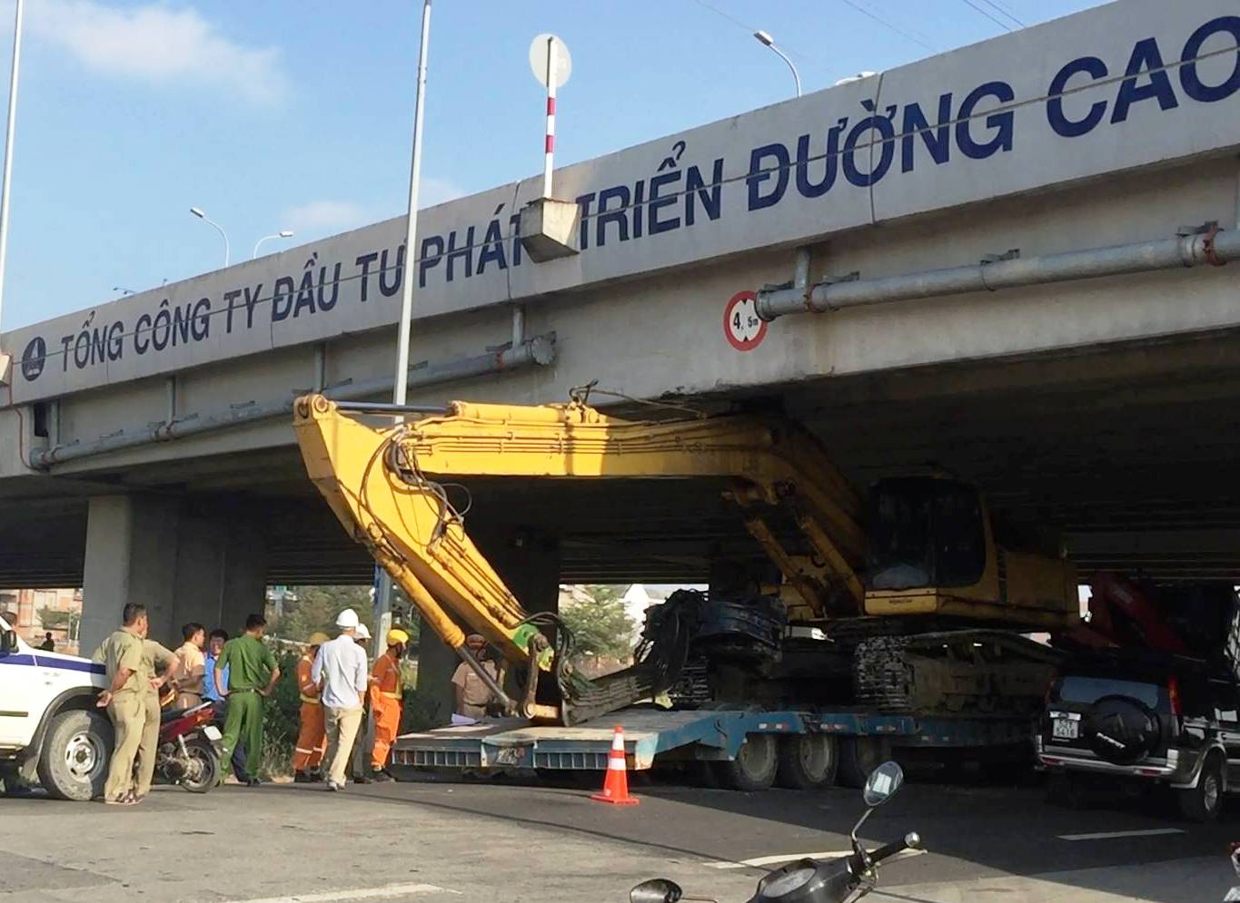 Mướt mồ hôi giải cứu xe đầu kéo kẹt dưới gầm cao tốc