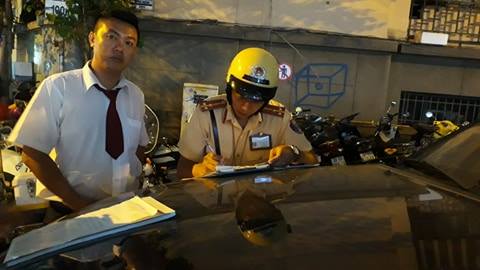 
CSGT lập bi&ecirc;n bản t&agrave;i xế taxi
