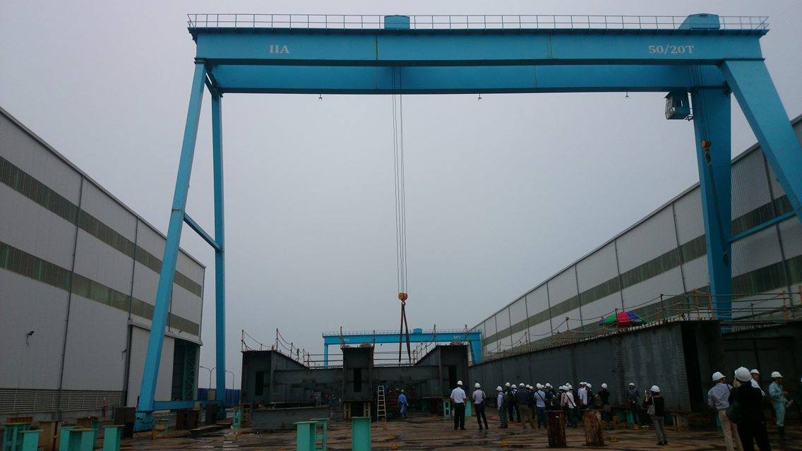 
Khung cảnh nh&agrave; m&aacute;y. Sau khi sản xuất, dầm cầu từ nh&agrave; m&aacute;y sẽ được chuyển ra cảng v&agrave; đưa đến c&ocirc;ng tr&igrave;nh. C&ocirc;ng ty đ&atilde; xuất khẩu dầm cầu th&eacute;p tới nhiều c&ocirc;ng tr&igrave;nh tr&ecirc;n thế giới
