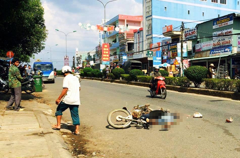 Ngồi sau xe rơi xuống đường, bị xe cán chết tức tưởi