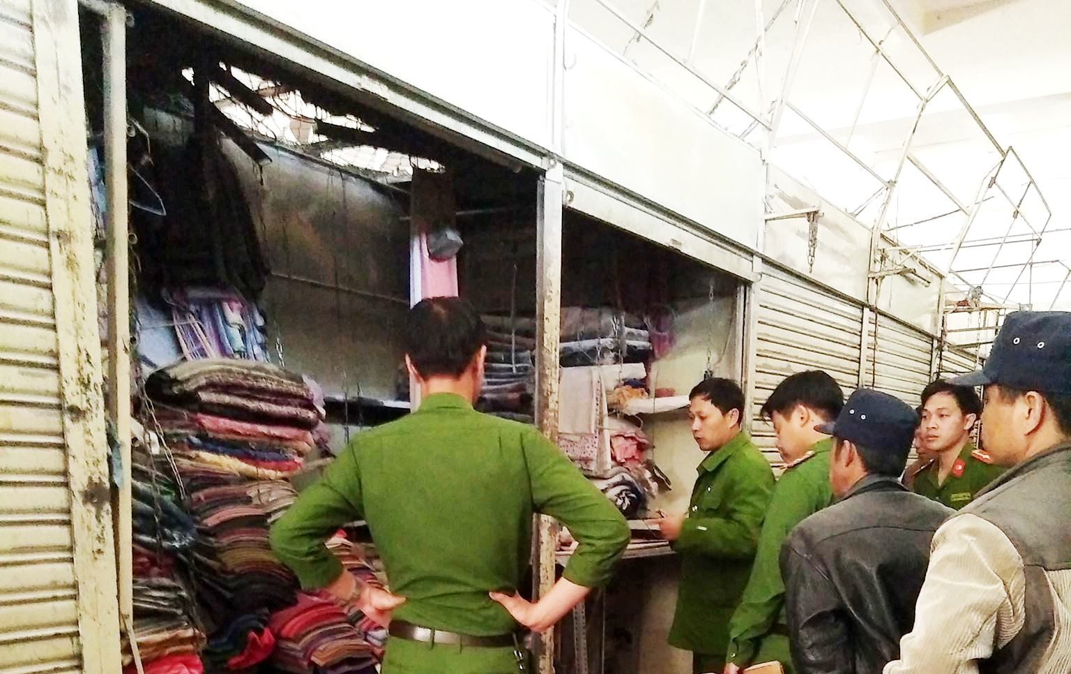 Lực lượng chức năng TP Đà Lạt có mặt kịp thời dập tắt đám cháy tại chợ Đà Lạt.