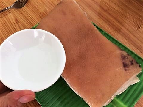 Thoa giấm và muối lên phần da heo