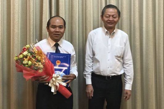 Ông Lê Văn Khoa (phải) trao quyết định phê chuẩn kết quả bầu chức vụ Chủ tịch UBND quận 9 khóa IV (nhiệm kỳ 2016 – 2021) đối với ông Trần Văn Bảy.