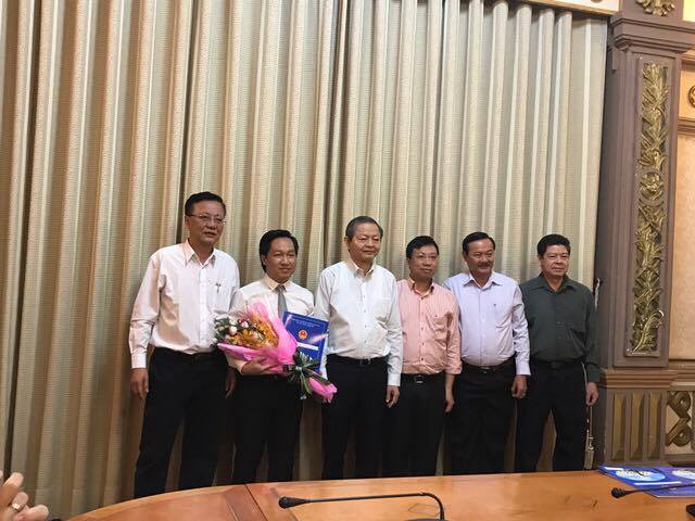 Ông Hoàng Tùng nhận quyết định