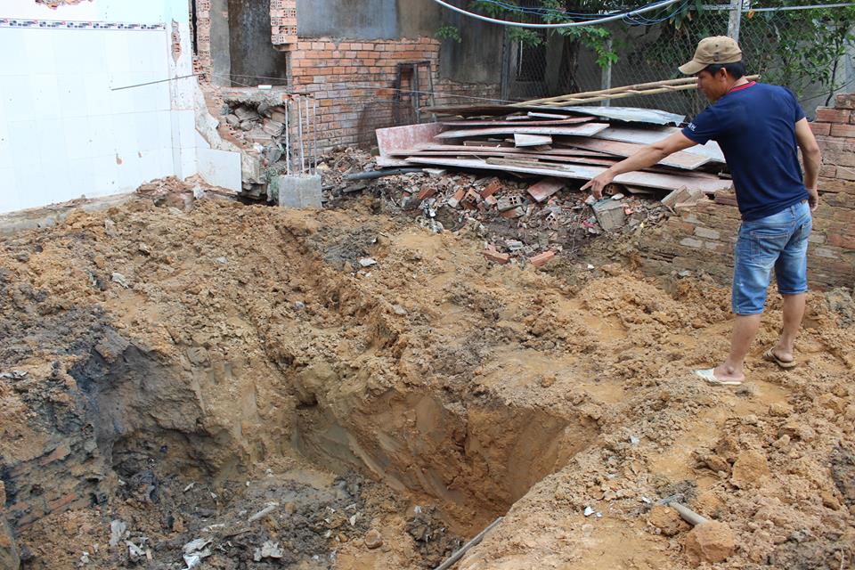 Tá hỏa phát hiện "kho" đạn dưới nền nhà