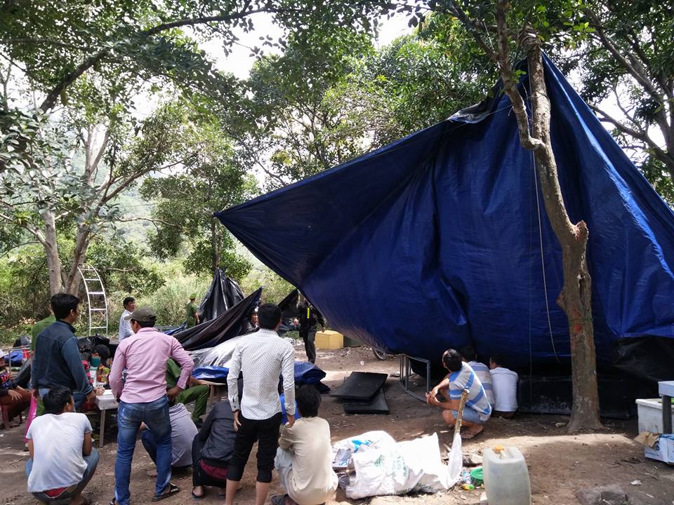 Ph&aacute; &aacute;n trường g&agrave;