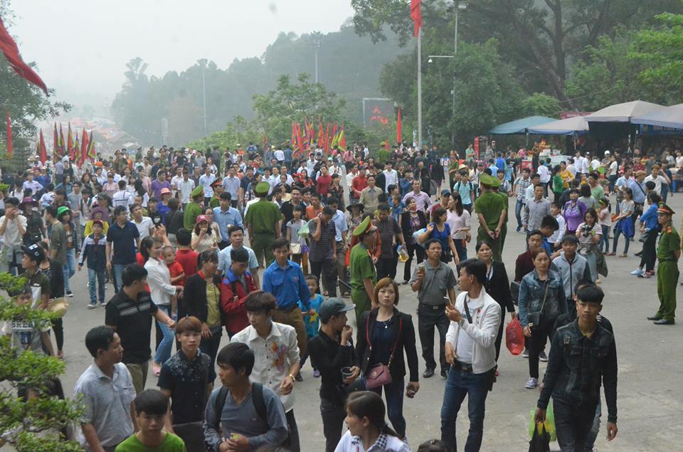 
Ngay từ sáng sớm, hàng vạn người d&acirc;n đã có mặt tại khu di tích Đ&ecirc;̀n Hùng (Phú Thọ) để v&agrave;o d&acirc;ng hương tưởng nhớ c&aacute;c Vua Hùng
