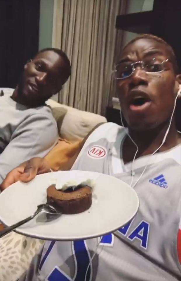 Lukaku nhiều khả năng khoác chiếc áo đội chủ sân Old Trafford. Pogba ăn tối cùng đối thủ trên sân cỏ, cũng là bạn thân thiết ngoài đời.
