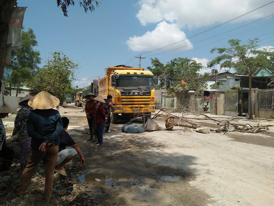 Vụ dân mang đá chặn xe tải: Kêu gọi doanh nghiệp đóng góp làm đường