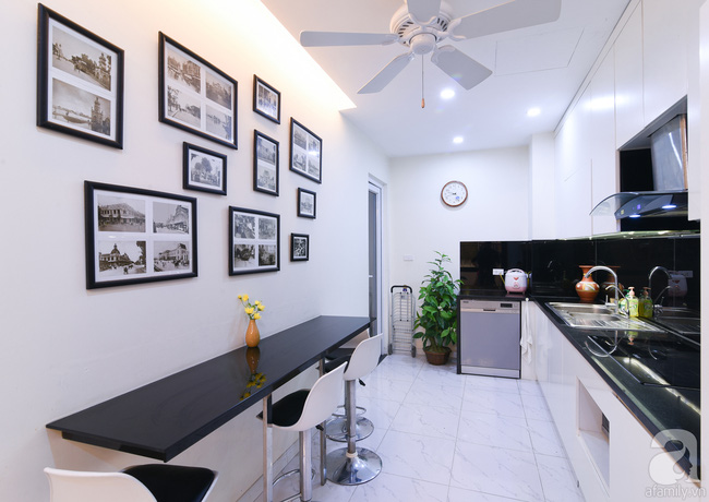 Chất liệu nội thất trong bếp được chọn kĩ để dễ lau chùi.