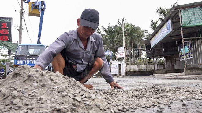 Xem x&eacute;t khen thưởng &ldquo;Người đ&agrave;n &ocirc;ng tật nguyền qu&aacute;i gở&rdquo; - Ảnh 2.