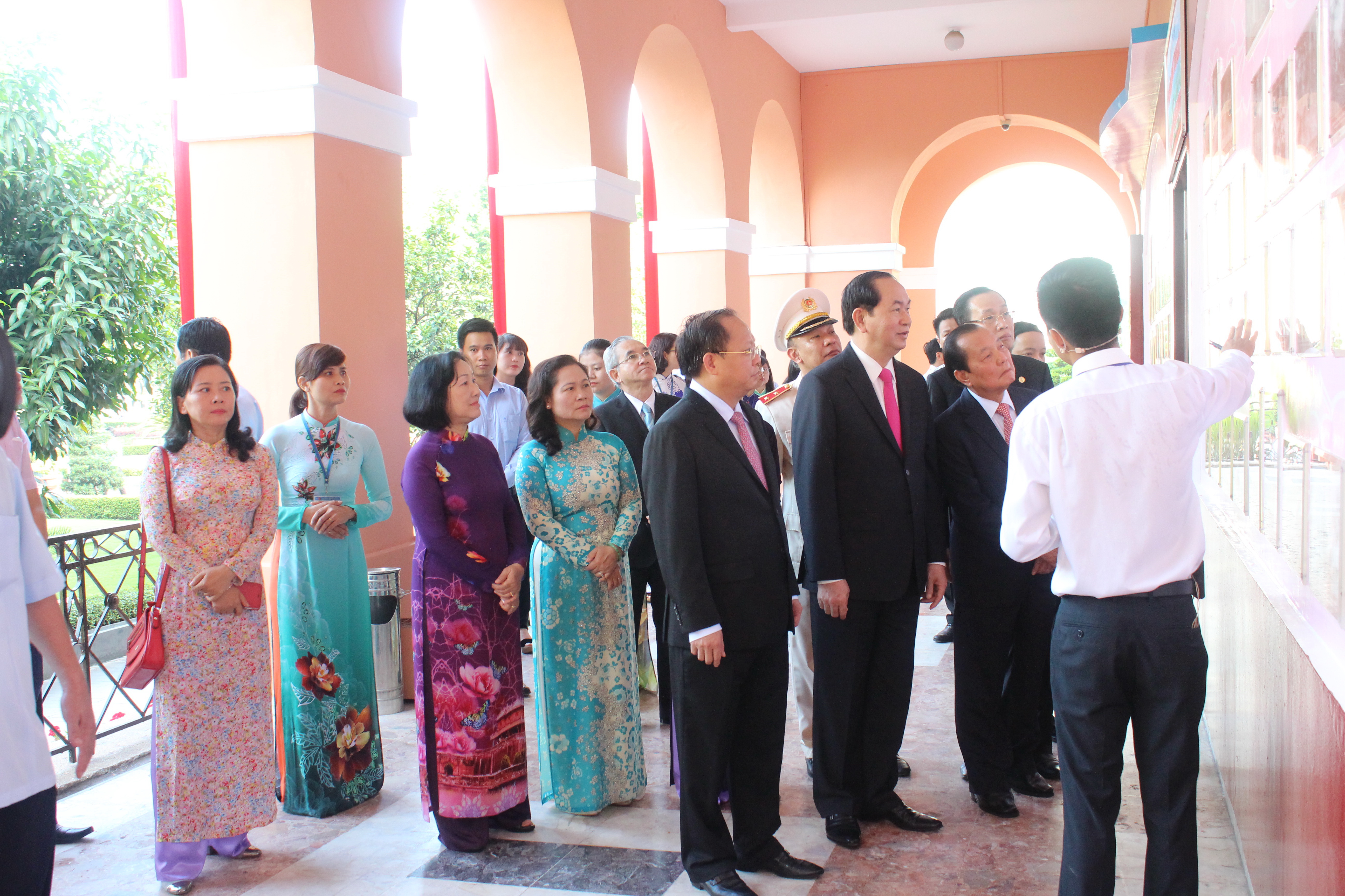Chủ tịch nước dâng hương Chủ tịch Hồ Chí Minh - Ảnh 3.