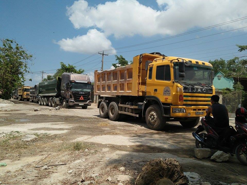 Các xe tải không thể vào, ra khiến tắc đường kéo dài