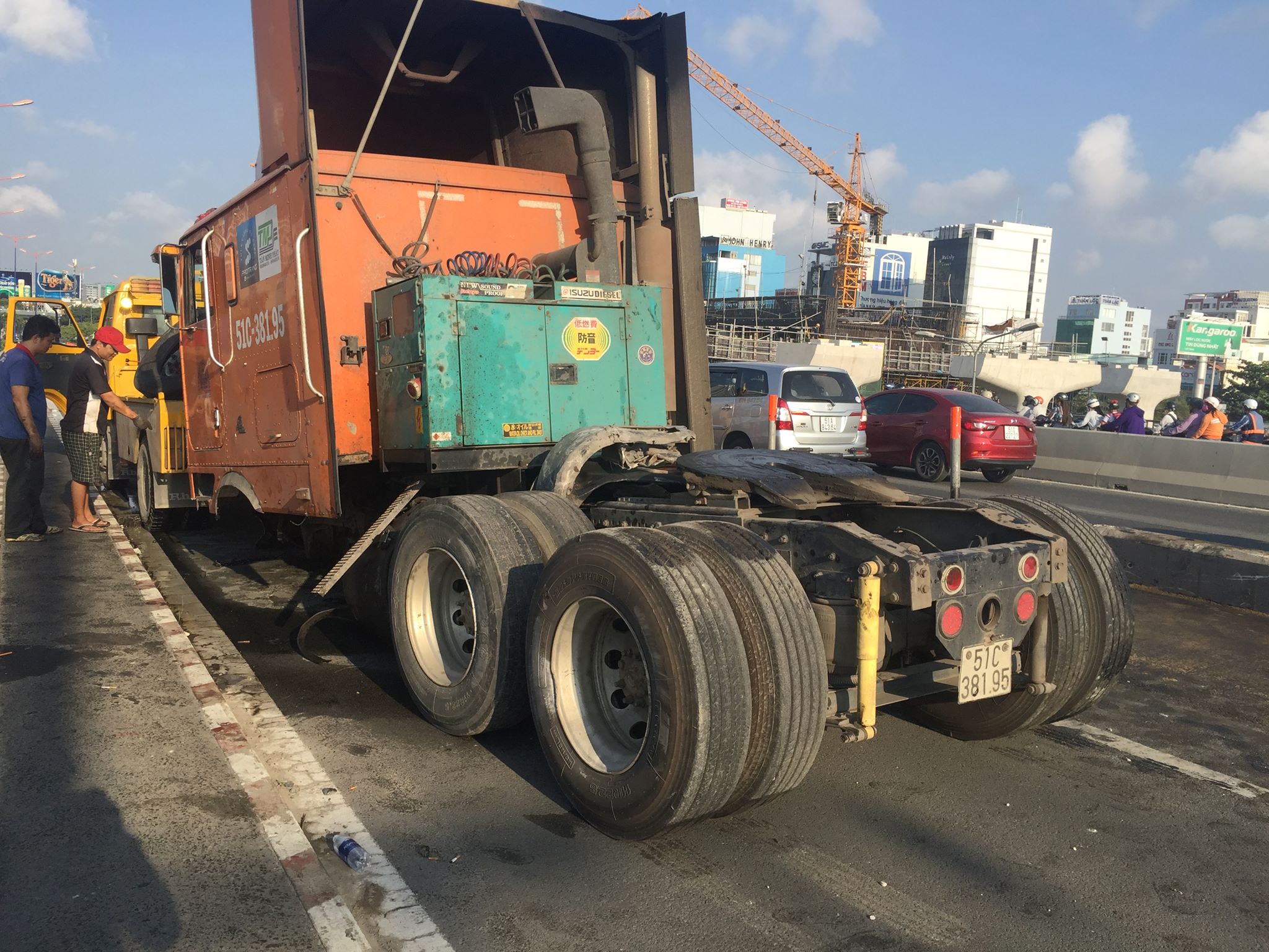 
Chiếc xe đầu k&eacute;o g&acirc;y tai nạn tại đoạn đổ dốc cầu ph&iacute;a quận B&igrave;nh Thạnh
