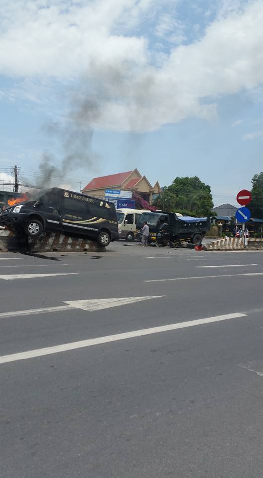 
Sau c&uacute; đ&acirc;m, chiếc xe kh&aacute;ch lao l&ecirc;n dải ph&acirc;n c&aacute;ch bốc ch&aacute;y
