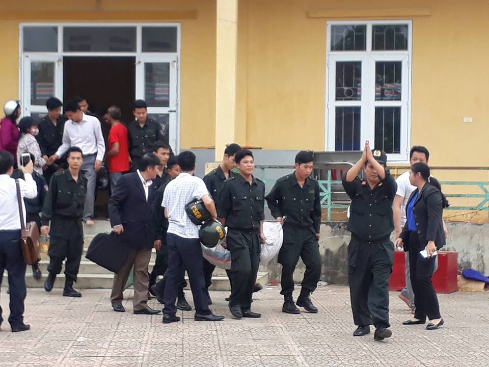 Dân Đồng Tâm bàn giao toàn bộ các cán bộ, chiến sĩ