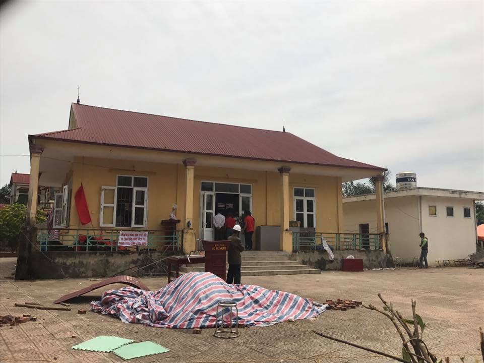 
Nh&agrave; văn h&oacute;a th&ocirc;n Ho&agrave;nh, nơi đang lưu giữ 19 người thuộc lực lượng chức năng
