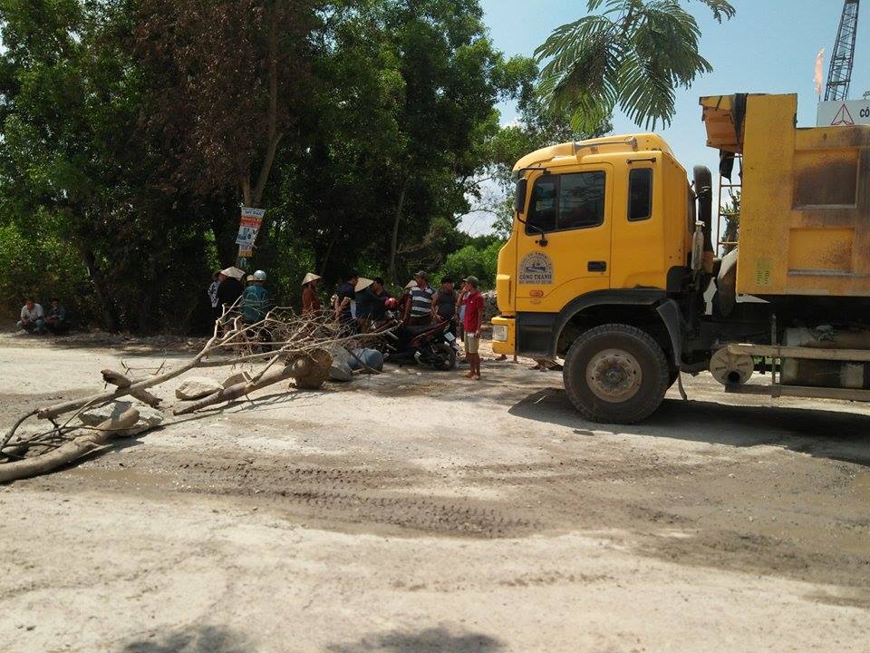 Trong 2 ngày 19 và 20-4, người dân mang đá, thân cây ngăn không cho xe lưu thông