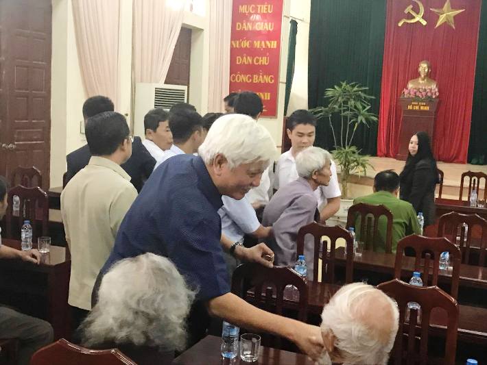 
Đại biểu Quốc hội Dương Trung Quốc cũng c&oacute; mặt dự buổi đối thoại tại hội trường UBND x&atilde; Đồng T&acirc;m
