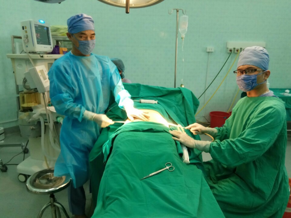 Giả mổ cấp cứu đưa người vào bệnh viện phẫu thuật thẩm mỹ “chui”