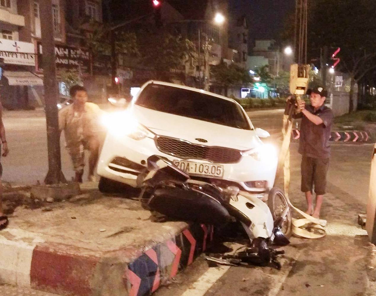 “Xế hộp” tông xe máy vỡ nát, 2 người thoát chết hy hữu