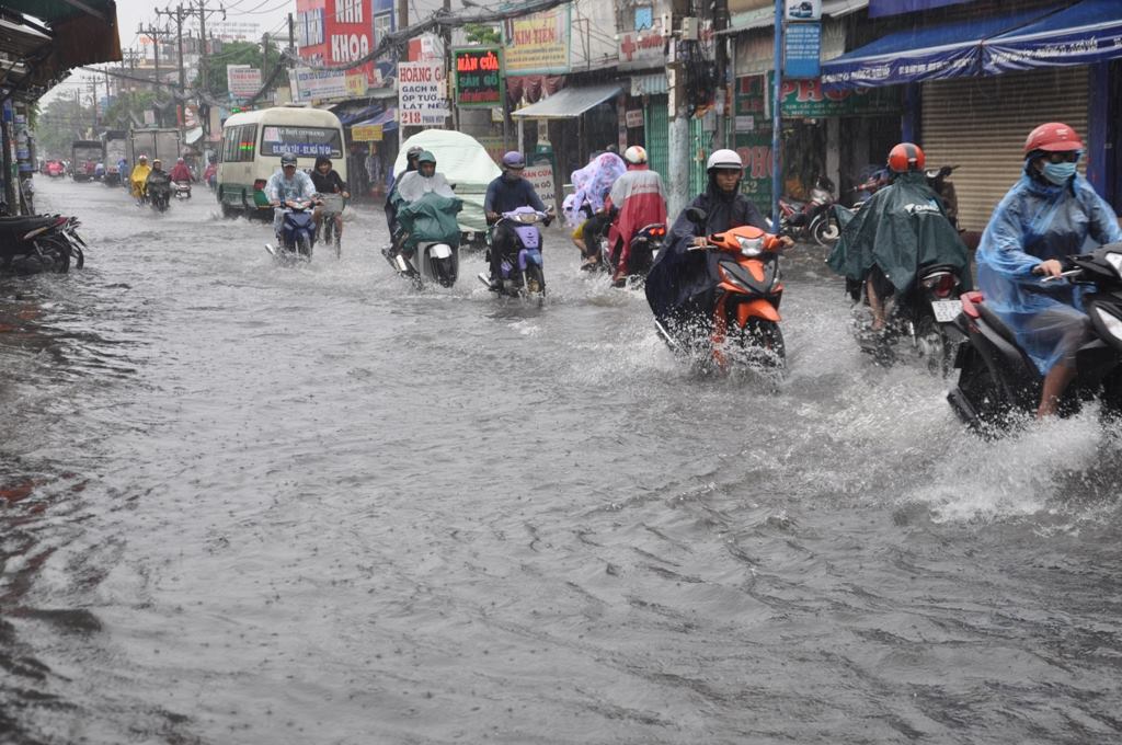 Mưa chỉ trong thời gian ngắn, dù khá đột ngột khiến nhiều người lưu thông trên đường gặp vất vả nhưng đã giúp thời tiết tại TP HCM đỡ oi bức, ngột ngạt hơn sau những ngày nắng nóng kéo dài