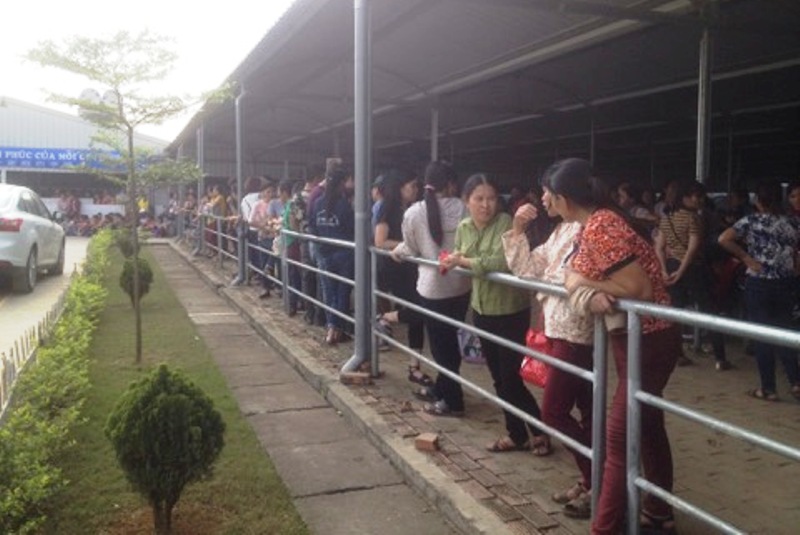 Công nhân đi làm trở lại sau khi không bị "ăn bớt" ngày nghỉ lễ