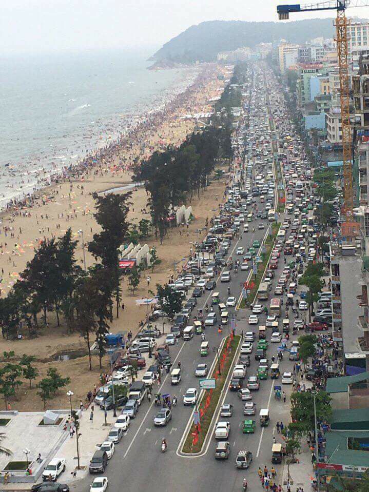Hình ảnh bãi biển Sầm Sơn đông ghẹt người từ trên đường xuống dưới biển. Ảnh: Biển Sầm Sơn
