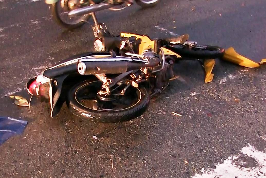 Chiếc xe máy do người đàn ông chở vợ và con nhỏ bị xe đầu kéo cán nát