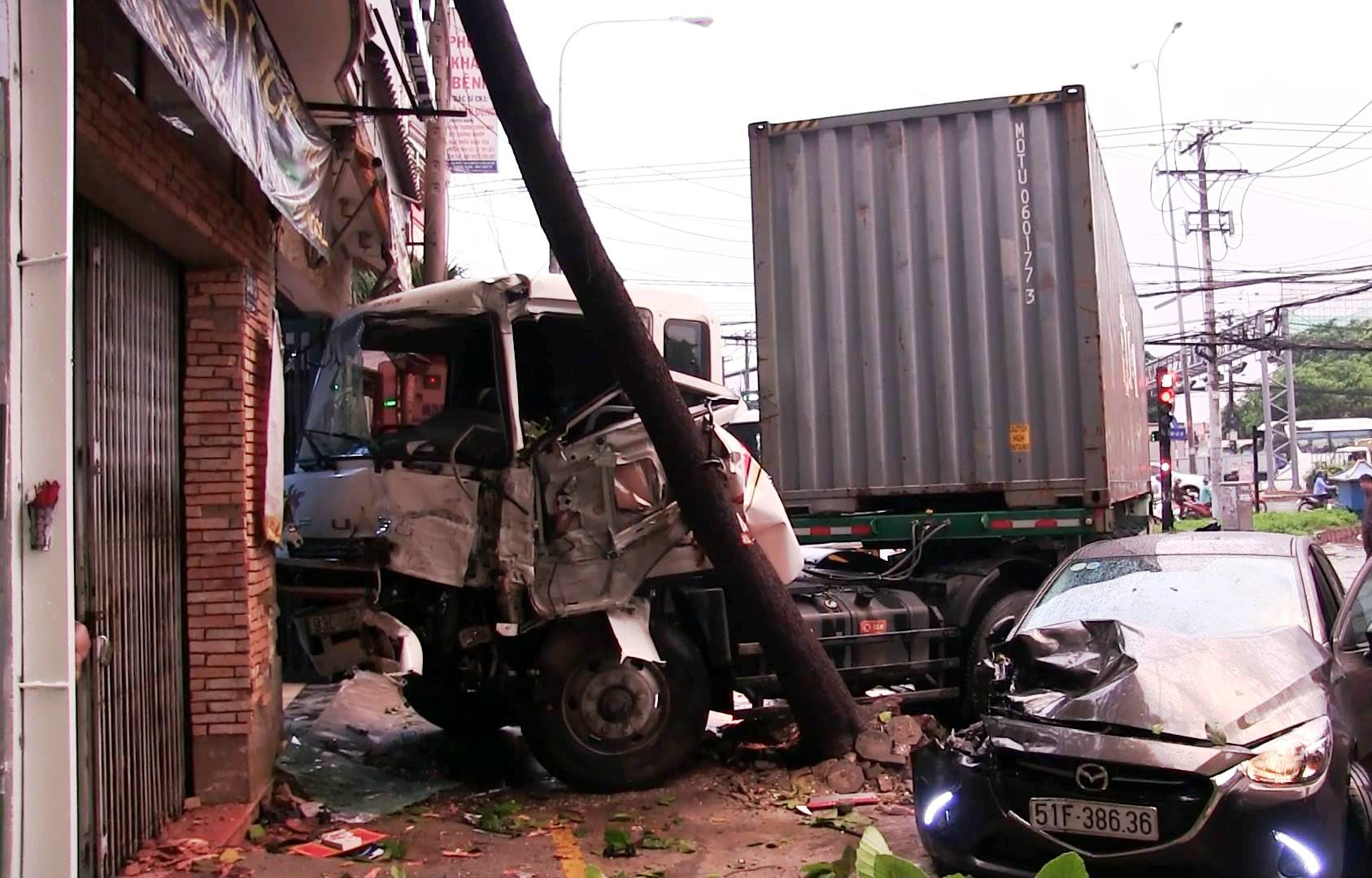 Xe “điên” gây tai nạn liên hoàn, cháu bé 3 tuổi tử vong