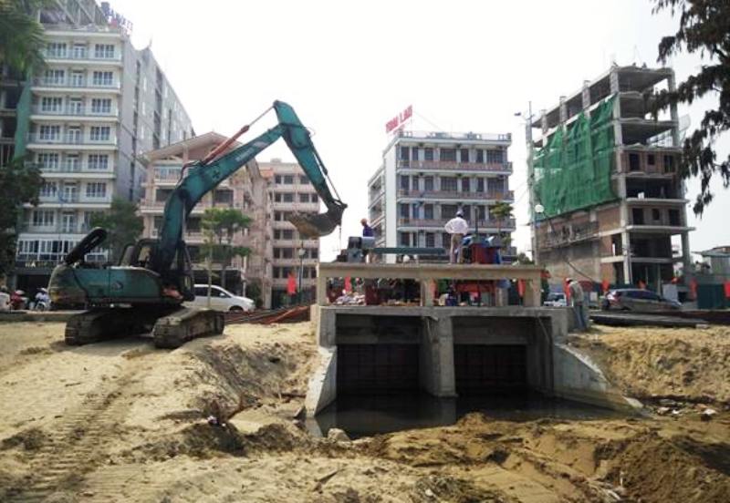 
Ch&iacute;nh quyền Sầm Sơn đang cho xử l&yacute; cống nước thải chảy tr&agrave;n ra b&atilde;i biển chiều ng&agrave;y 3-5

 
