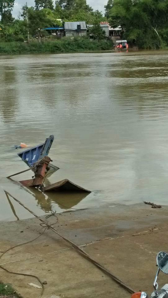 Phà chìm trên sông Đồng Nai, nhiều người thoát chết trong gang tấc