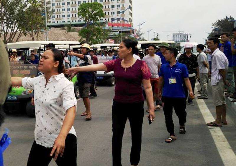Xe điện k&eacute;o ra đường g&acirc;y n&aacute;o loạn TP biển Sầm Sơn - Ảnh 2.