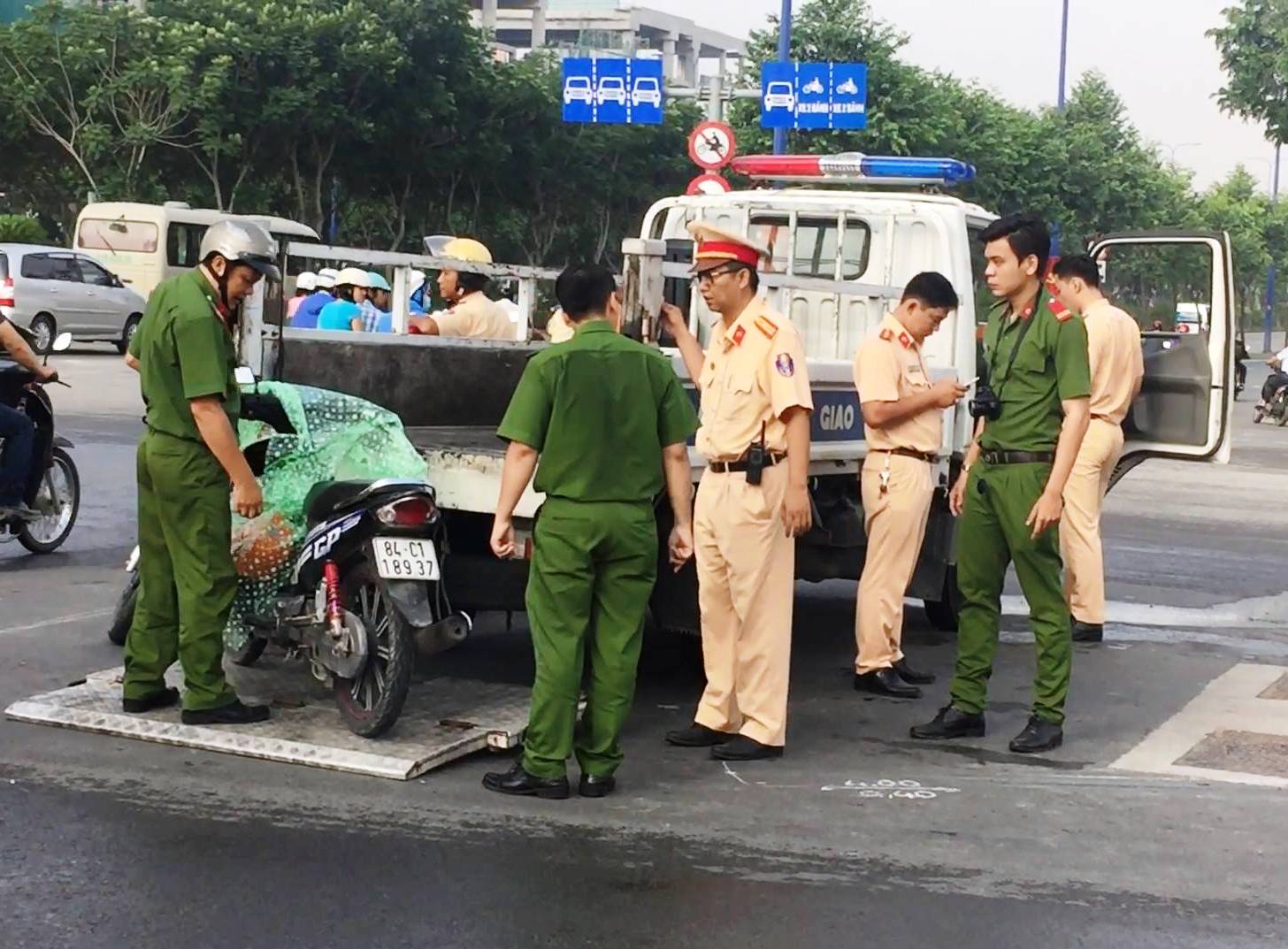 Trên đường đi làm, 1 công nhân bị xe ben cán chết