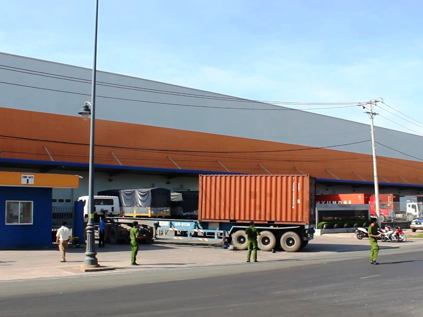 Quận 9: Liên tiếp 2 vụ va chạm xe container, 2 người chết