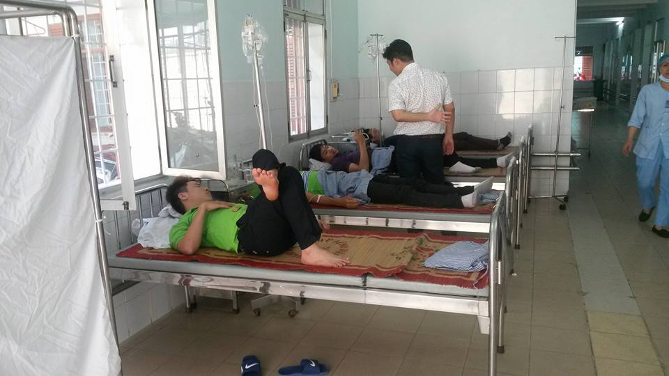 26 kh&aacute;ch du lịch ở C&aacute;t B&agrave; nhập viện, nghi bị ngộ độc hải sản - Ảnh 2.